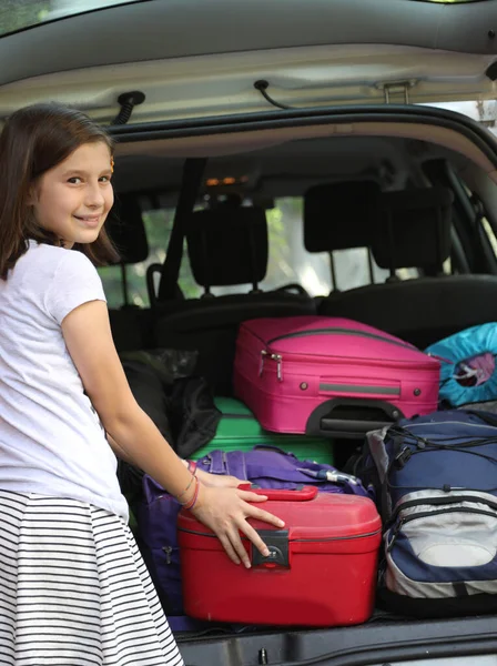 Samochód z wieloma walizkami i małą dziewczynką — Zdjęcie stockowe
