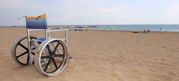 Specjalny wózek inwalidzki z szerokimi kołami — Zdjęcie stockowe