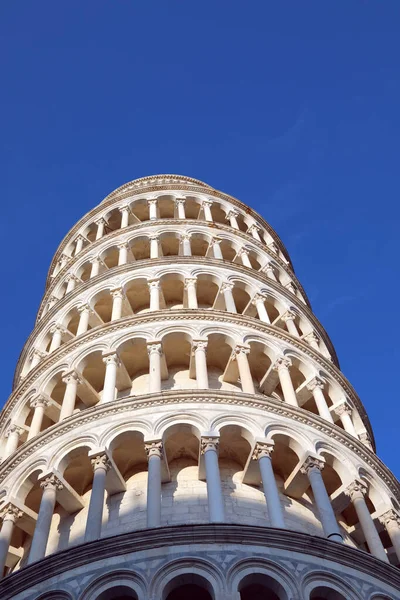 Famoso campanile in Piazza dei Miracoli a Pisa — Foto Stock