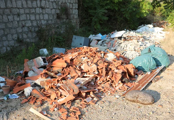 Unerlaubte Lagerung von Ziegeln und Müll — Stockfoto