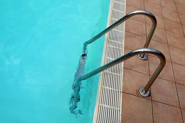 Scala di una piscina in una località turistica — Foto Stock