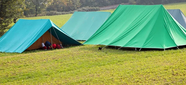 Duże namioty kanadyjskie na terenie obozu — Zdjęcie stockowe