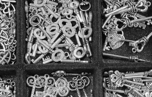 Φόντο μικρών μεταλλικών κλειδιών — Φωτογραφία Αρχείου
