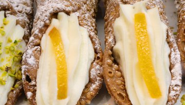 Sicilya 'da satılık CANNOLI adlı turuncu ve peynirli İtalyan hamur işleri.