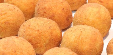 İtalya 'da ARANCINI adlı pirinç topları sokak yemekleri standında satılıyor.
