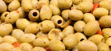 Süpermarkette satılık yeşil Akdeniz büyük zeytinlerinin arka planı