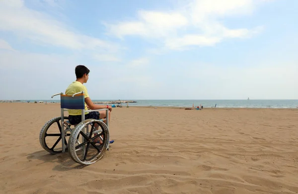Menino Cadeira Rodas Junto Mar Verão — Fotografia de Stock