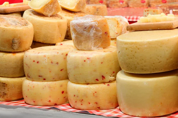 Satılık Taze Eskimiş Peynir — Stok fotoğraf