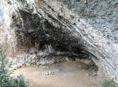 Bir zamanlar tarih öncesi dönemde ilkel insanların yaşadığı dağın kayasına oyulmuş antik bir mağaranın içinde.