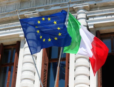 Saray cephesinde büyük Avrupa bayrağı ve İtalyan bayrağı