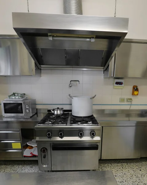 Grande Panela Alumínio Cozinha Industrial Torneira Acima Fogão Imensa Exaustor — Fotografia de Stock