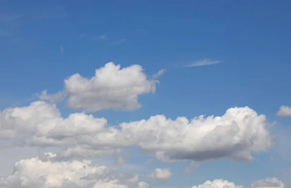 Perfekt Bakgrund Blå Himmel Med Vitt Moln — Stockfoto