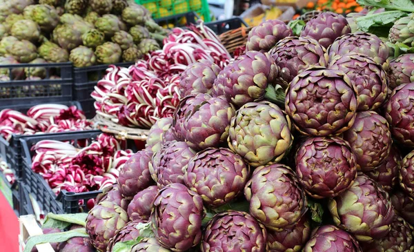 地元の市場でアーティチョークなどの野菜を使った八百屋です — ストック写真