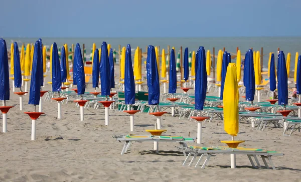 Viele Geschlossene Sonnenschirme Strand Mit Sehr Wenigen Touristen Aufgrund Der — Stockfoto