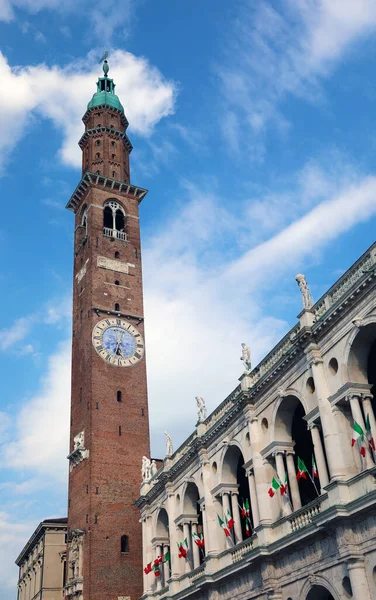 北イタリアのヴィチェンツァ市にあるトーレ ビサラと呼ばれる高い塔と多くのイタリア国旗 — ストック写真
