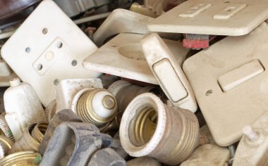 Antikadaki birçok eski şalter ve şalter