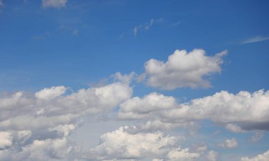 Yazın beyaz bulutlar ve mavi gökyüzü