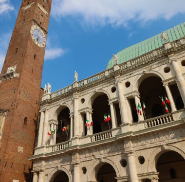 Kuzey İtalya 'daki Vicenza şehrinde Torre Bissara adlı yüksek kule ve birçok İtalyan bayrağı
