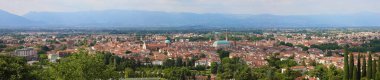 İtalya 'daki Vicenza şehrinin geniş panoramik manzarası