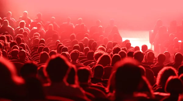 Muitas Cabeças Pessoas Durante Concerto Luzes Vermelhas — Fotografia de Stock