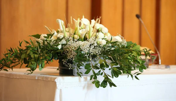 教会の祭壇には人のいない花の鉢 — ストック写真