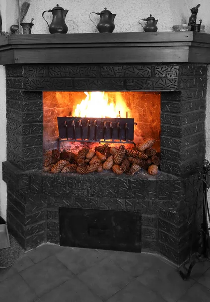 家に火と黒と白の半効果で暖炉 — ストック写真