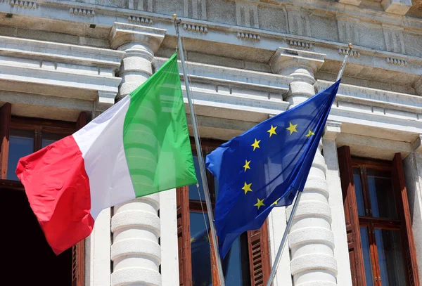 Due Bandiere Italia Europee Nel Palazzo — Foto Stock