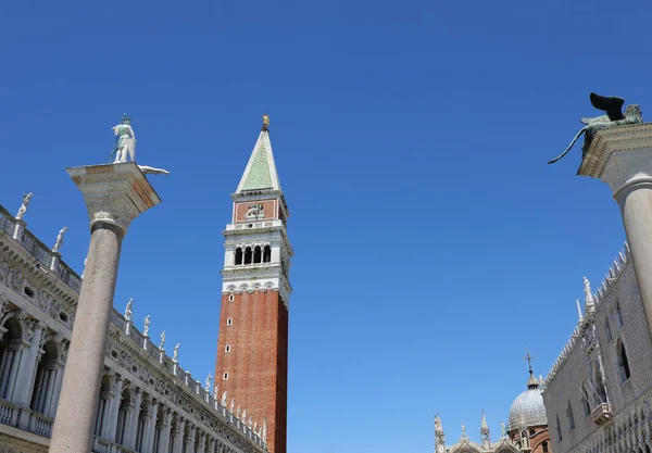 Zvonice Svatého Marka Benátkách Modrá Obloha — Stock fotografie