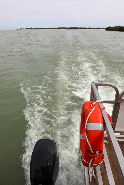 Barco Con Salvavidas Navega Rápidamente Hacia Desembocadura Del Gran Río —  Fotos de Stock