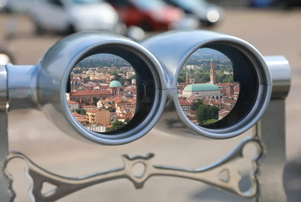 ビセンツァ市を双眼鏡で見ることができます — ストック写真