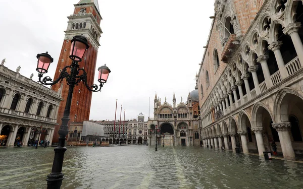 冬の洪水と聖マルコ鐘楼の間のヴェネツィア — ストック写真