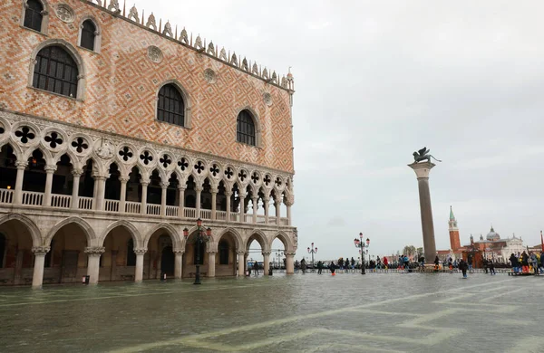 洪水時のヴェネツィアの二重宮殿や歩道上の人々 — ストック写真
