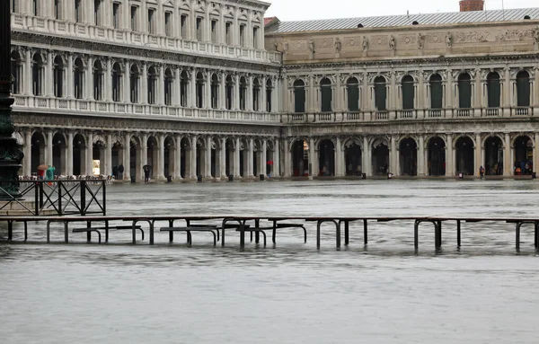 Plataforma Pedestres Sem Pessoas Veneza Itália Durante Inundação — Fotografia de Stock