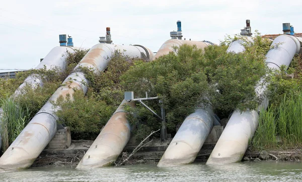 Entwässerungspumpe Mit Sehr Großem Metallrohr Auf Dem Wasser — Stockfoto