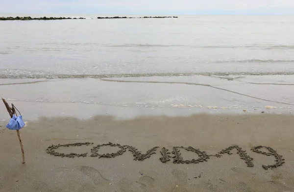 Большой Текст Covid Пляже Синяя Маска — стоковое фото