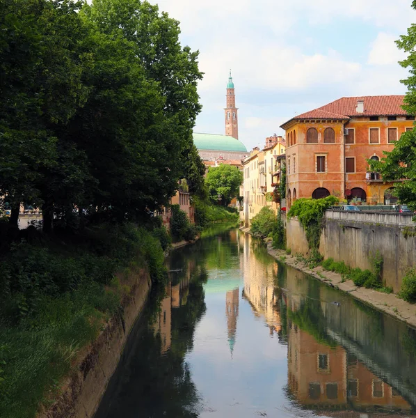 北イタリアのヴィチェンツァ市のトーレ ビサラとダウンタウンのレトロン川と呼ばれる高い塔 — ストック写真