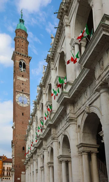 北イタリアのヴィチェンツァ市にあるトーレ ビサラと呼ばれる高い塔と多くのイタリア国旗 — ストック写真