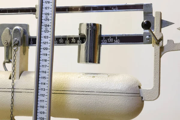 Oude Badkamer Schaal Met Meter Voor Het Meten Van Hoogte — Stockfoto