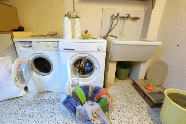 Intérieur Une Buanderie Avec Deux Machines Laver Des Vêtements Laver — Photo