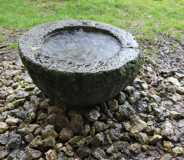 Große Alte Stoup Den Fels Gehauen Mit Wasser Für Religiöse — Stockfoto