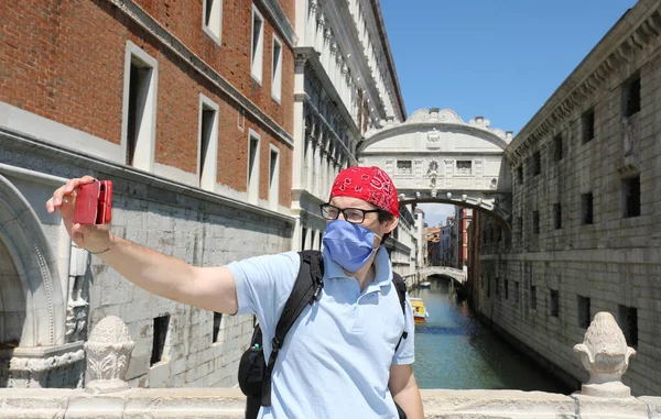 Jovem Enquanto Tirando Uma Selfie Veneza Itália Com Máscara Cirúrgica — Fotografia de Stock