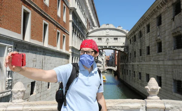 Jeune Touriste Avec Masque Chirurgical Pont Des Soupirs Venise Italie — Photo