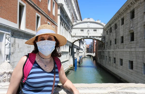 Jovem Mulher Bonita Com Máscara Cirúrgica Ponte Suspiros Veneza Itália — Fotografia de Stock