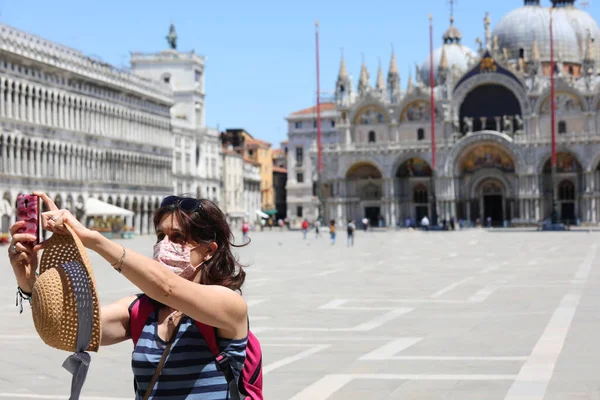 Mulher Bonita Com Máscara Faz Uma Selfie Com Telefone Inteligente — Fotografia de Stock