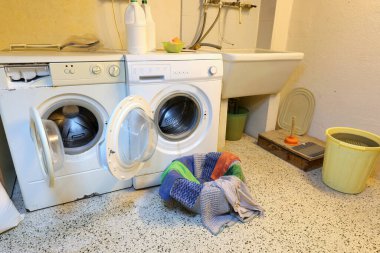 Pansiyonun tavan arasında iki çamaşır makinesi var. Konukların giysilerini yıkamak için.