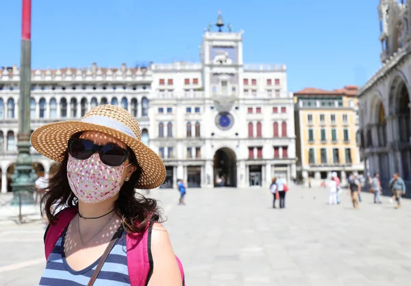 Mulher Bonita Com Máscara Cirúrgica Praça São Marcos Veneza Norte — Fotografia de Stock