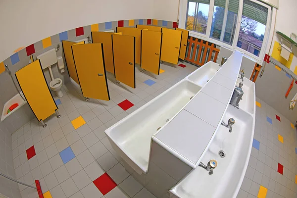 Interior Del Baño Público Jardín Infantes Sin Niños Con Pequeños — Foto de Stock