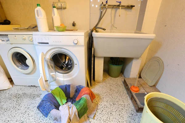 Två Tvättmaskiner För Tvätt Kläder Studenthusets Tvättstuga Och Stor Keramisk — Stockfoto