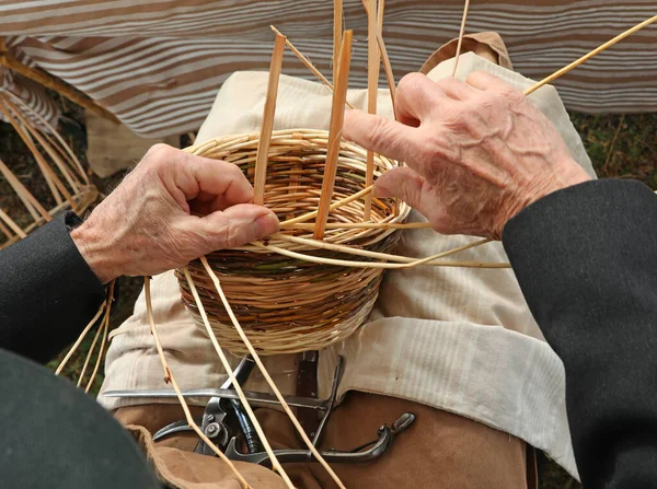 Senior Met Handen Met Arthrose Terwijl Het Weven Van Rieten — Stockfoto