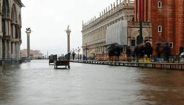 Persone Sulla Passerella Pedonale Venezia Italia — Foto Stock